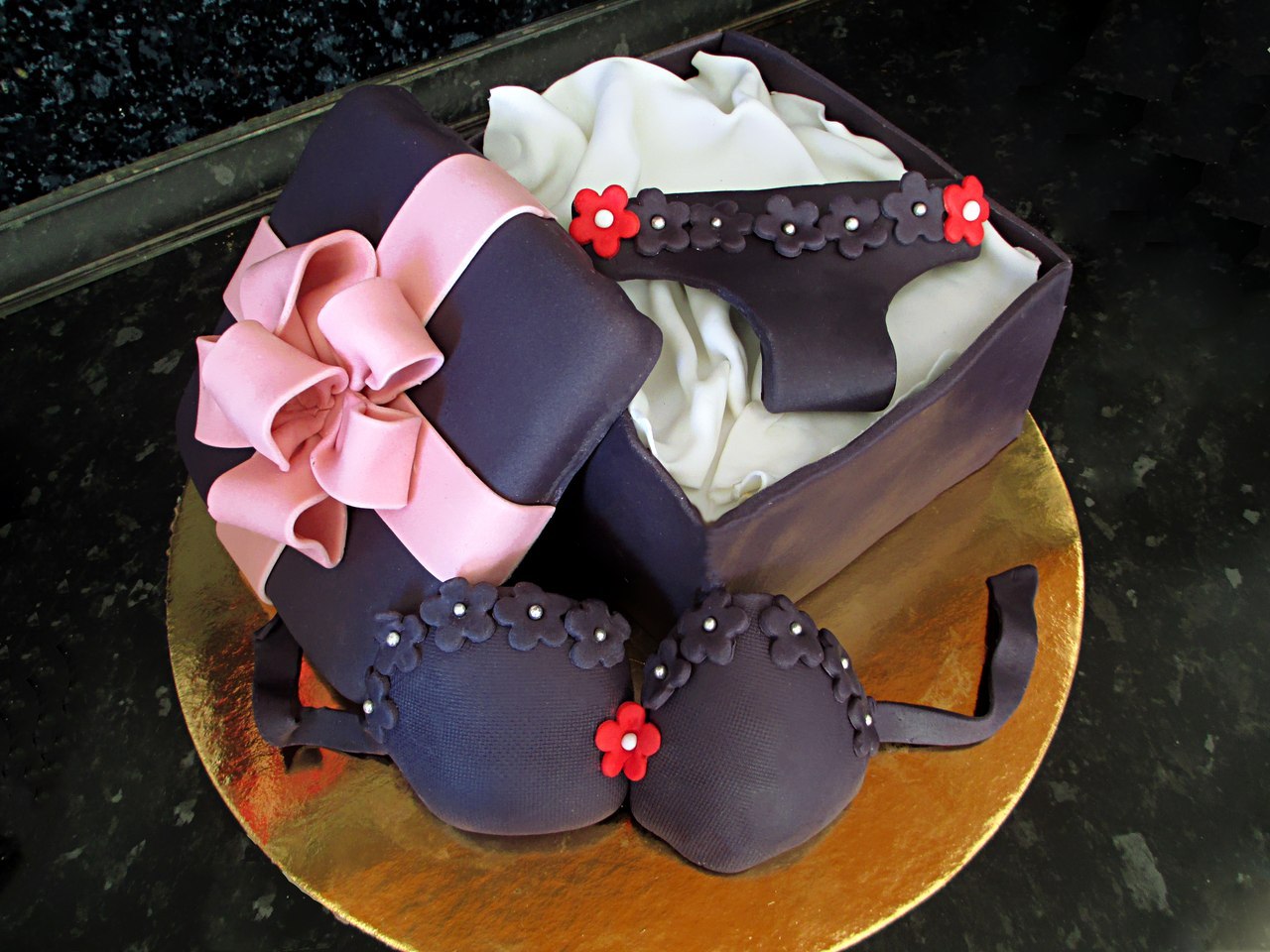 Торт на день рождения сестре прикольные. Торт для девушки. Торт на день рождения женщине. Красивый торт для девушки. Торт на день рождения девушке.